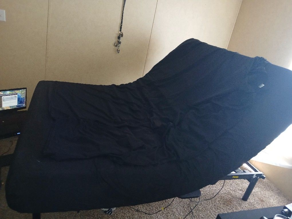 Queen Adjustable W/10" Memory Foam Mattress And Remote