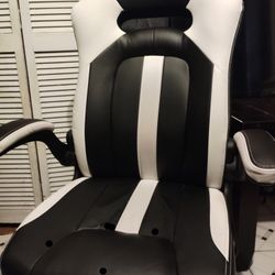 Black and White Gaming Chair 