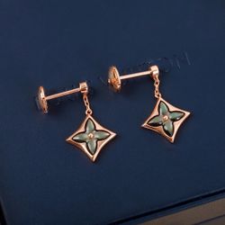 A fashionable and classic stud earrings