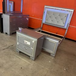 Queen Bed Dresser Mirror Nightstand 