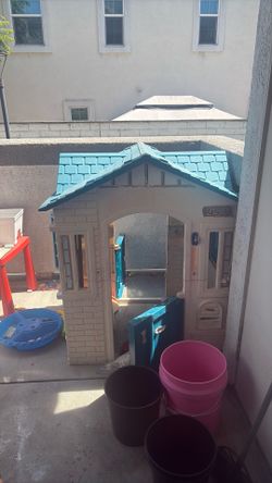 Kids play house