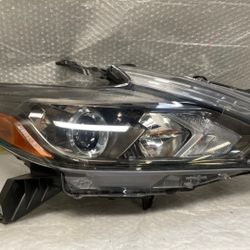 2016,2017,2018 Nissan Altima Right Headlight