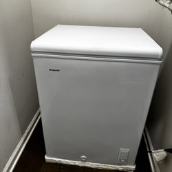 Hotpoint 4.9-cup ft chest freezer convertible to refrigerator (white)