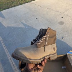 Timberland Size 9 . Run Big