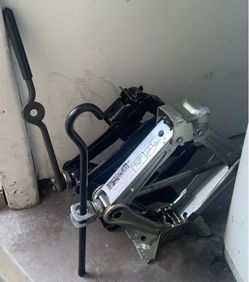 One Honda Jack and black jack idk what kind it is but comes with handle attached