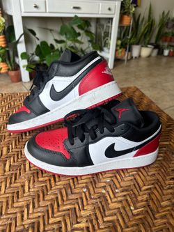 Nike shoes good condition  size 5 you