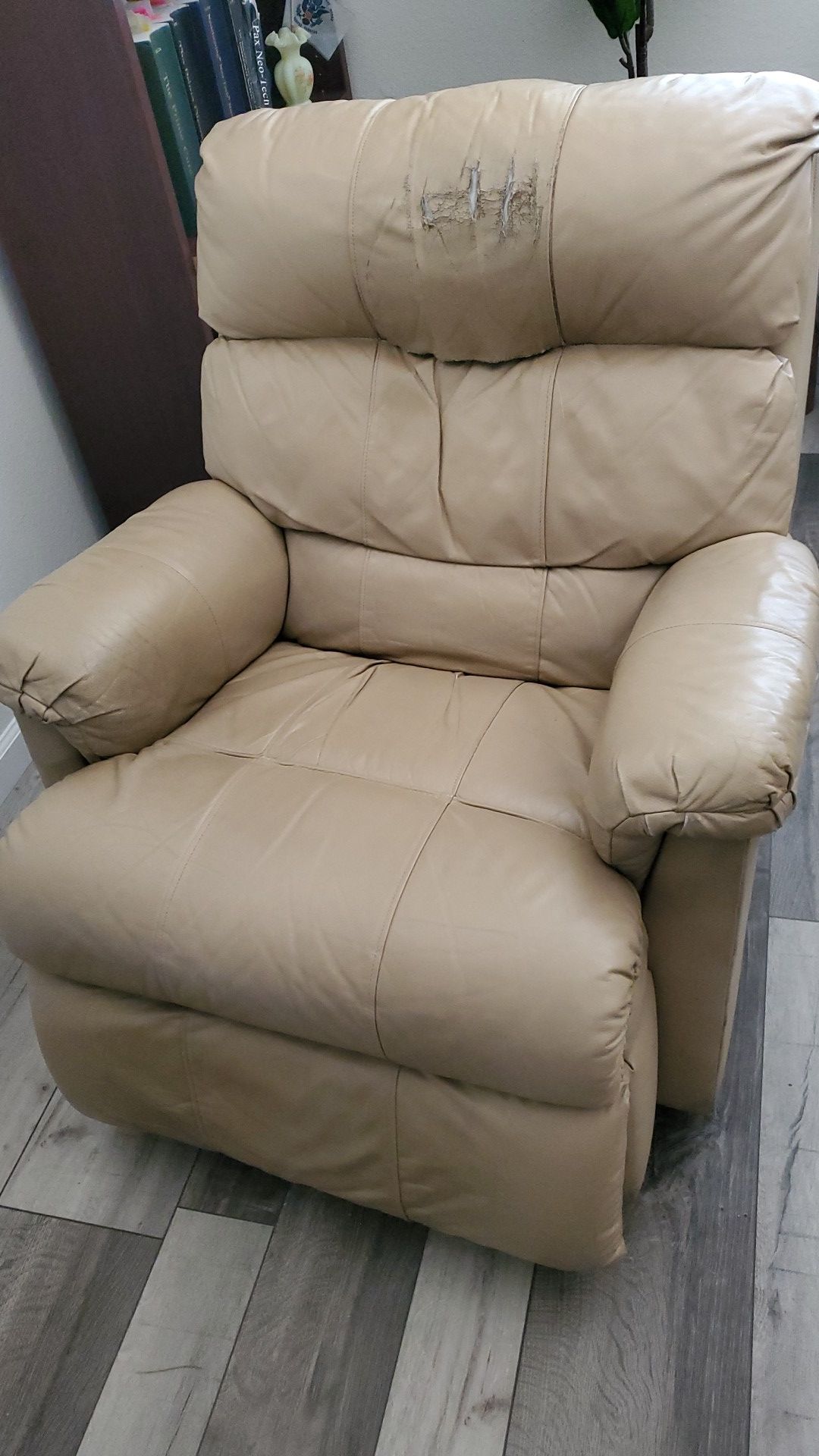 2 Leather lazy boy recliner for Sale in Las Vegas, NV OfferUp