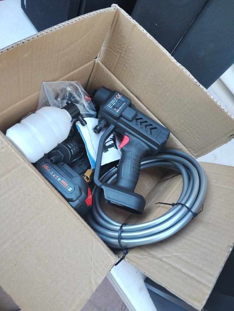 Pressure car washer with two batteries.
Pistola de precisión para lavar carros con dos baterías.