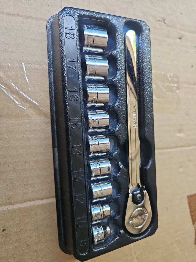 SNAP-ON TOOLS USA NEW 3/8" DRIVER CHROME LOW PROFILE FIXED HEAD RATCHET RAF80A WITH 9 LOE PROFILE SOCKETS NEW NO BOX