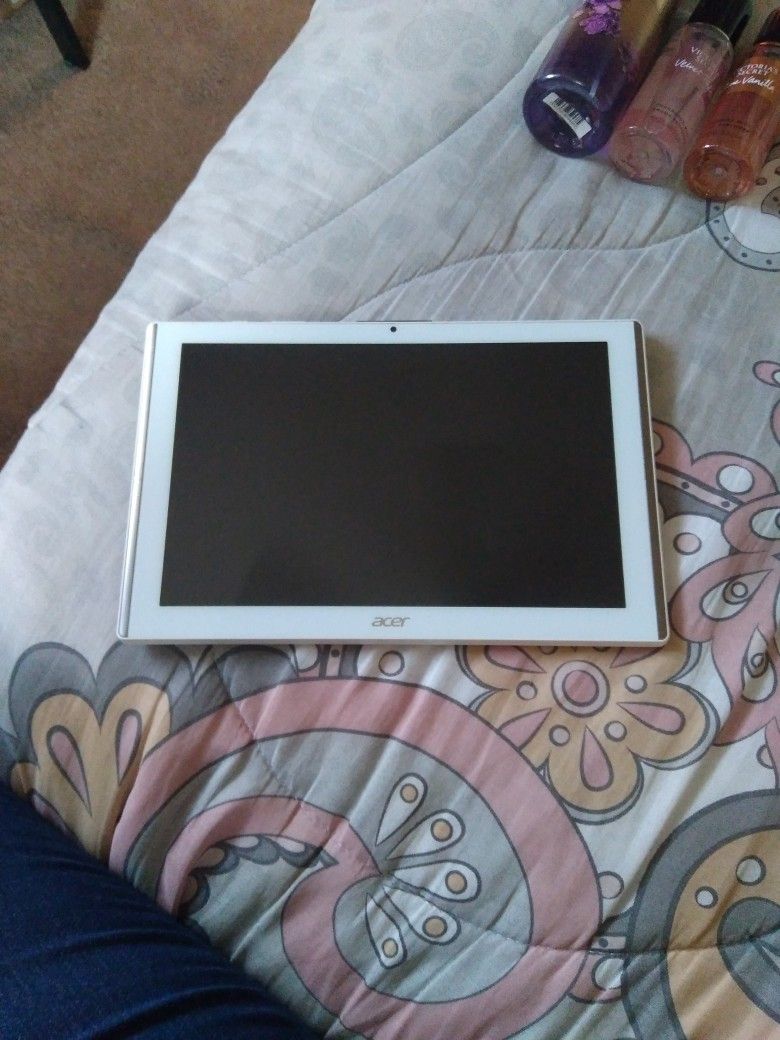 White Acer Tablet Very Good Condition.45.00