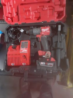 Milwaukee M18 Fuel 18-Volt Lithium-Ion Brushless Cordless 1/2 in. Hammer Drill Driver Kit with one 5.0 Ah Batterie and Hard Case