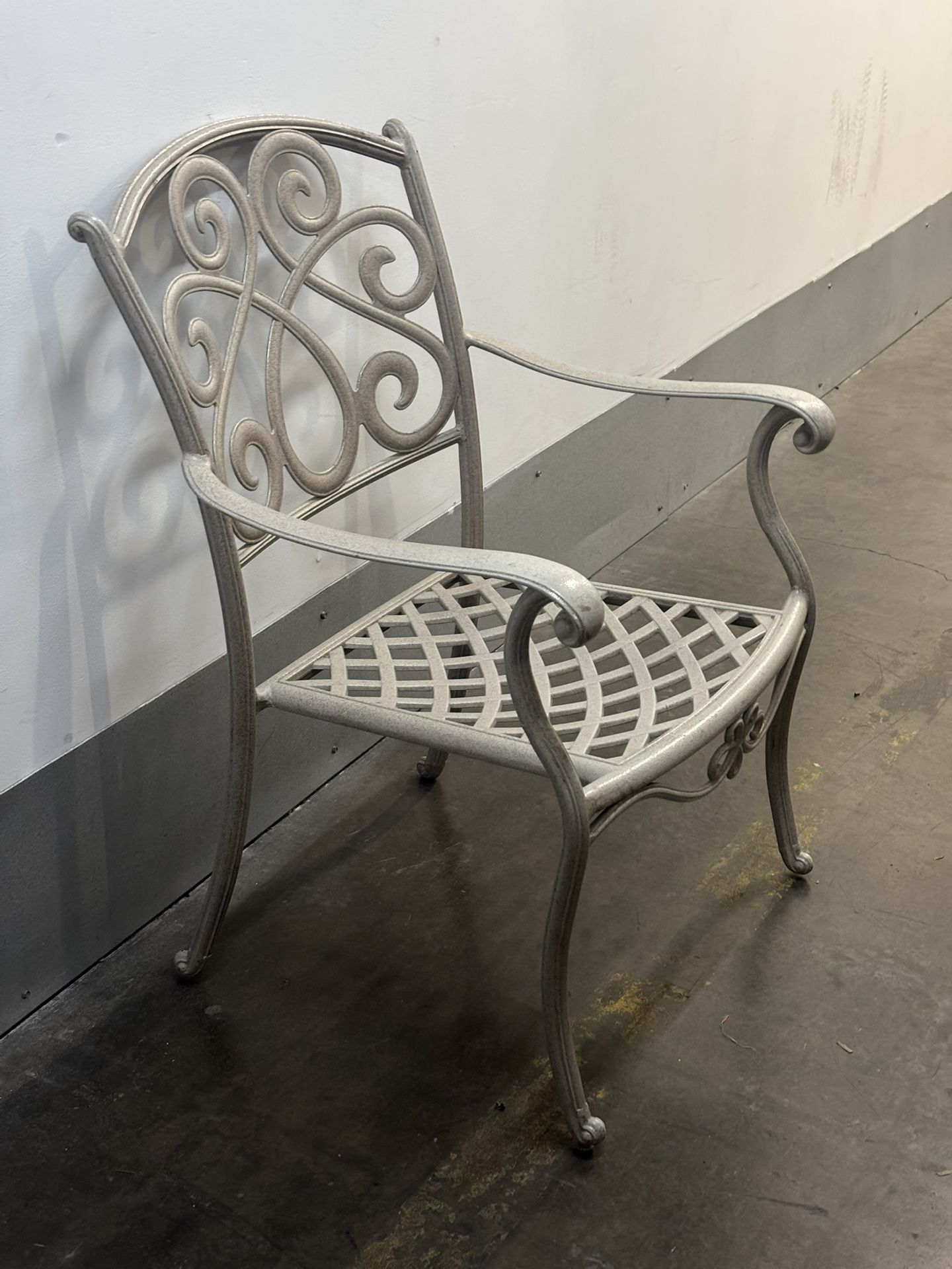 Gardens Treasures Antique White Bronze Outdoor Furniture Chair