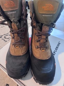 NIB North Face waterproof boots size 8