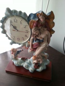 Statue clock