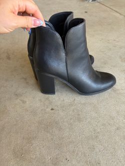 Size 8 women’s black boots