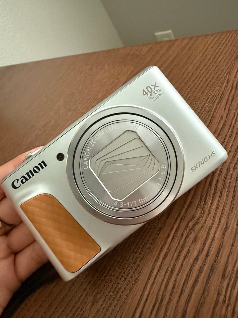 Canon SX740 HS in Silver