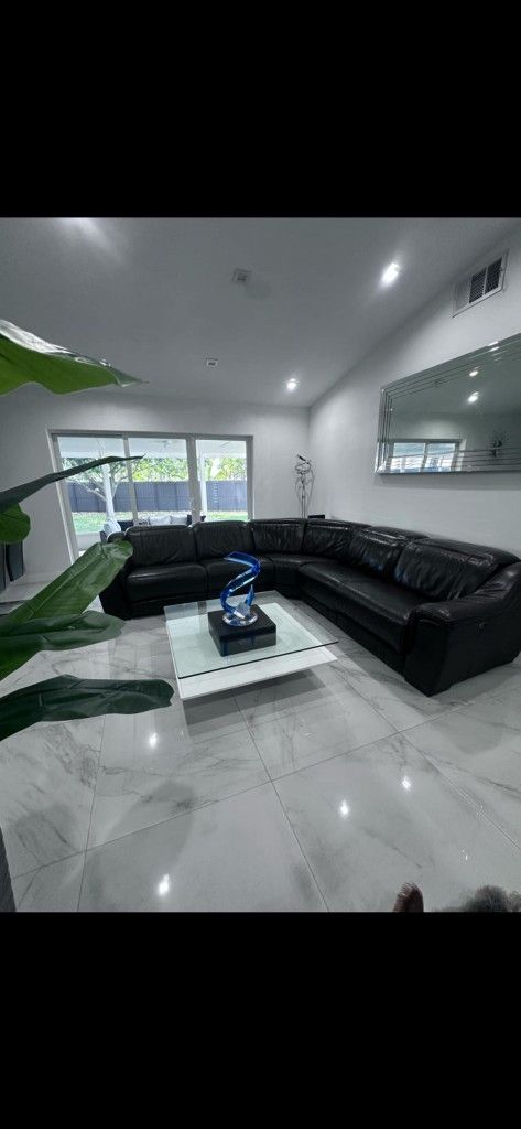 Leader Sectional Sofa