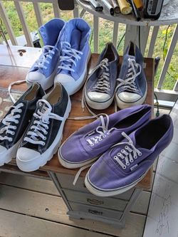 5 PAIRS OF CONVERSE AND VANS LEFT, UNISEX SIZES 10, 11 GREAT CONDITION