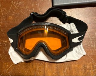 Oakley Ski/Snowboard Goggles with Storage Bag – Great Condition