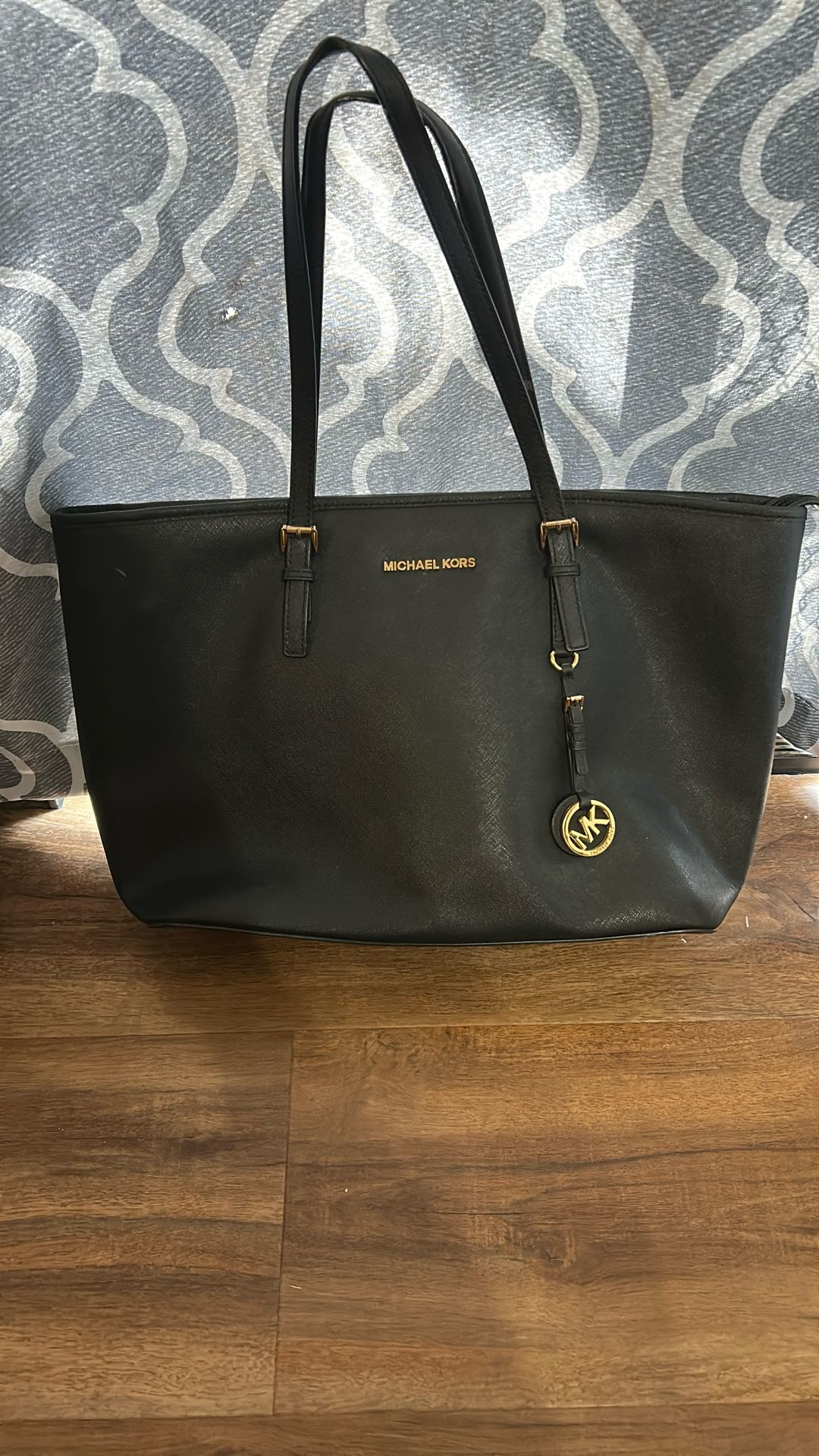 2016 MICHAEL KORS BLACK PURSE.