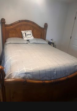 Queen Bed no Mattress