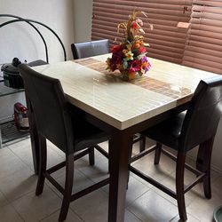 Table with three chairs great condition