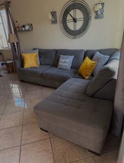 Gorgeous clean and comfy gray Ashley’s sectional couch !!
