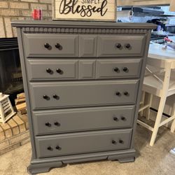 ✨✨ GORGEOUS GRAY TALL SOLID WOOD 5 DRAWER DRESSER✨✨