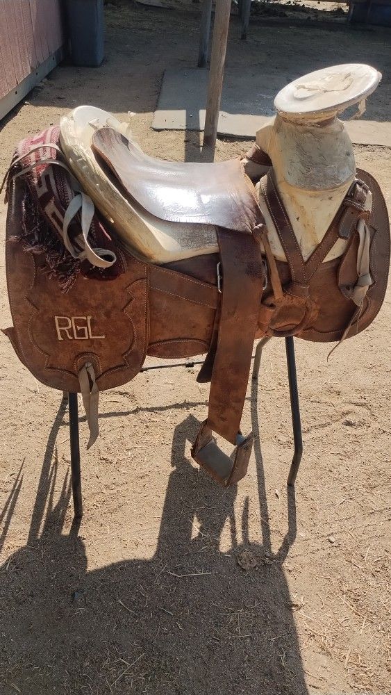 Nice And Old Saddle In good Condition Size 15 