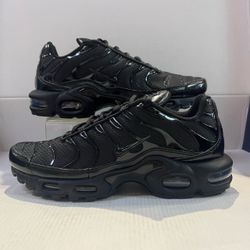 NIKE AIR MAX PLUS “TRIPLE BLACK”