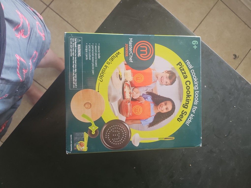 New In Box Master Chef Jr Pizza Cooking Set