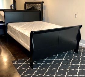 BRAND NEW BLACK QUEEN SIZE WOODEN SLEIGH BED FRAME WITH NEW MATTRESS/FAST DELIVERY
