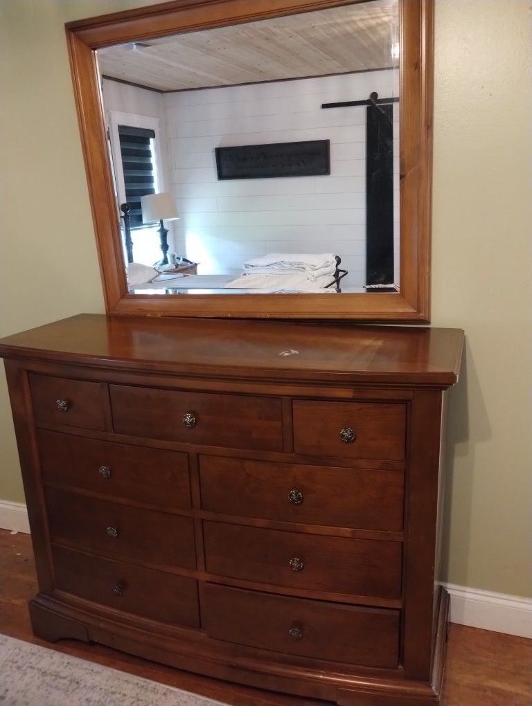 Dresser With Mirror