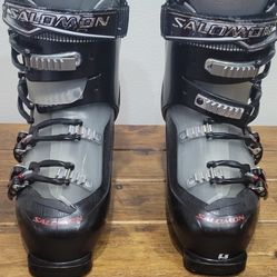 Women's Salomon Skiing  Boots  Size 8 /26