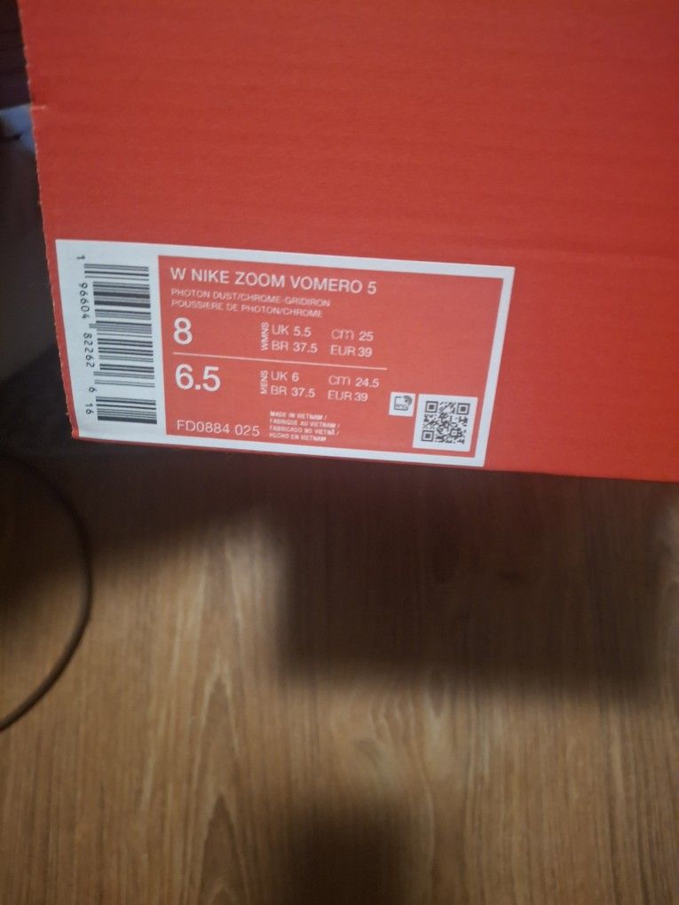 Brand NEW NIKE zoom Vomero 5