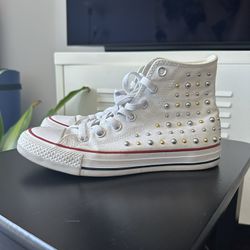 SIZE 6 STUDDED WHITE CONVERSE HIGH TOPS