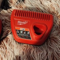 C harger Milwaukee M12