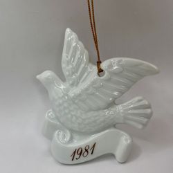 Vintage 1981 Avon Christmas Remembrance Ceramic Dove Ornament🕊️Read Full Description Below🕊️
