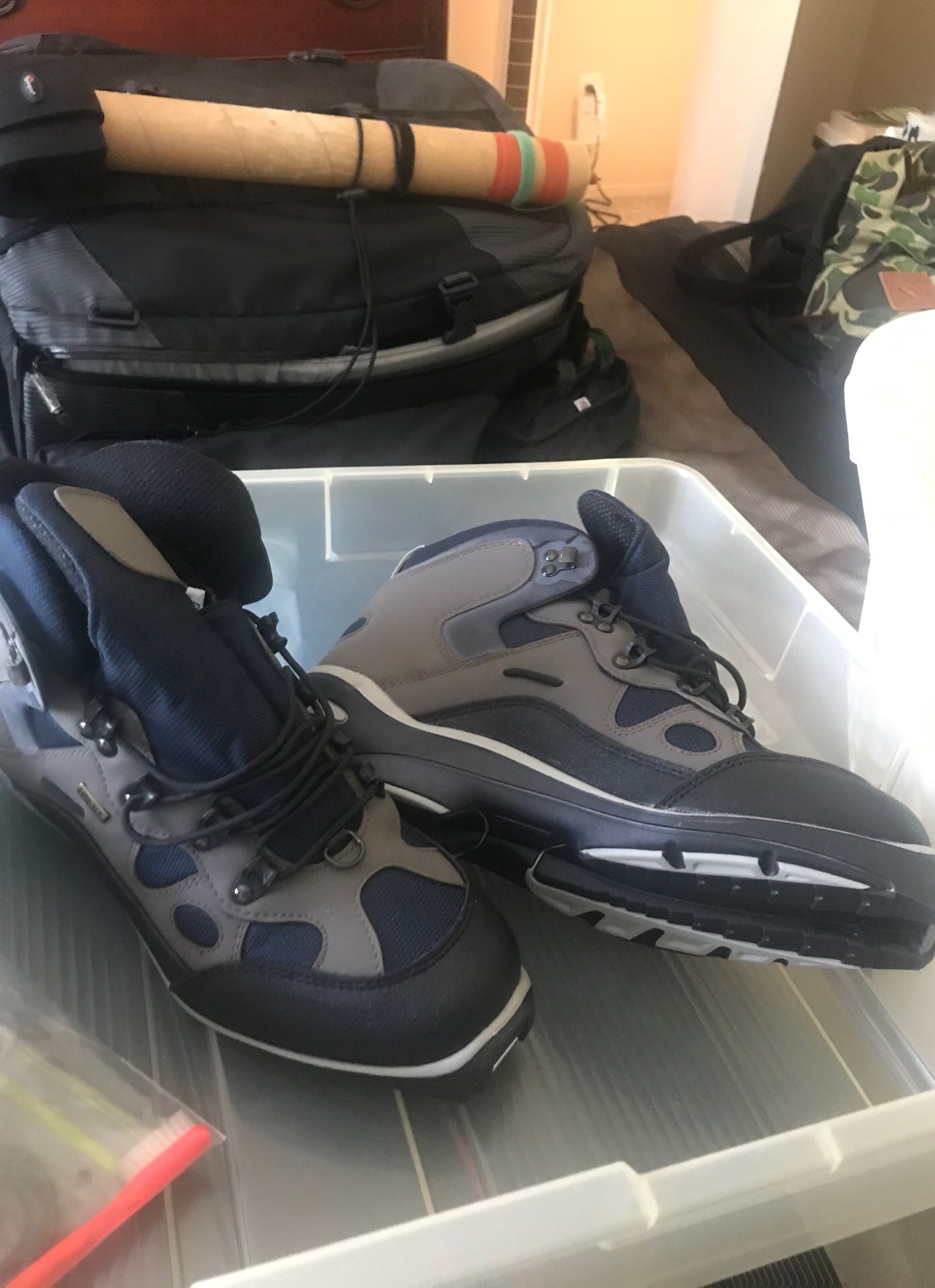 LL Bean men’s ski set, including size 11 Gortex boots, skis (6 foot