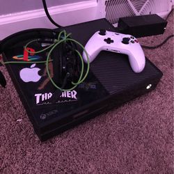 Xbox Box One Perfectly good condition Come with Mic ,Headset Controller And 30 Games
