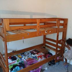 Twin Bunk Beds good Condition,all Hardware incuded
