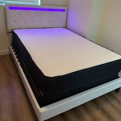 Se vende estructura de cama tamaño matrimonial con colchón y cabecero.