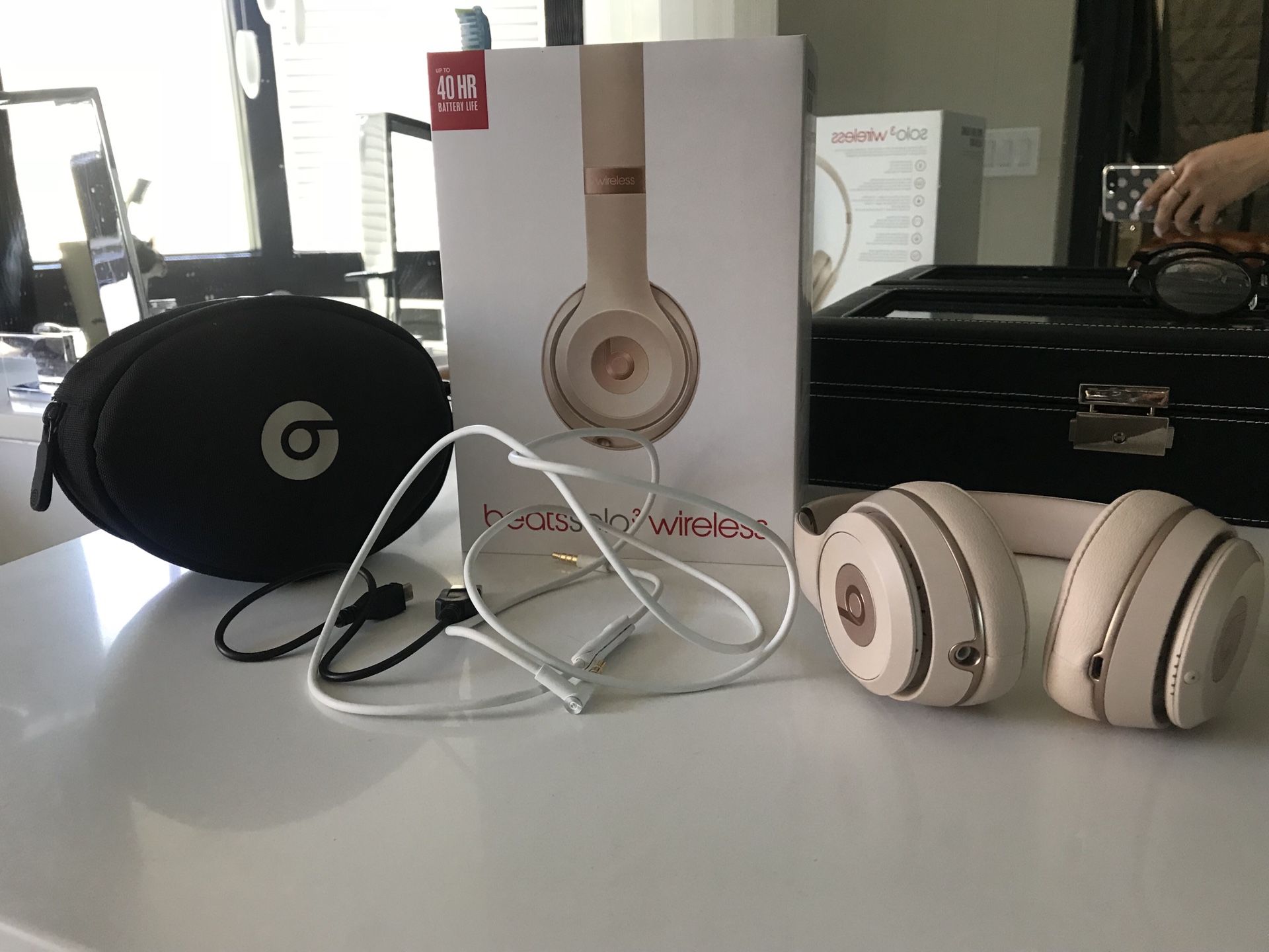 Beats solo 3 rose gold.