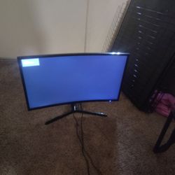 Curbed Samsung Monitor With Speakers