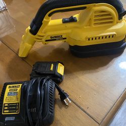 Aspiradora De Batería De 20 V Cargador Y Batería Buenas Condiciones 