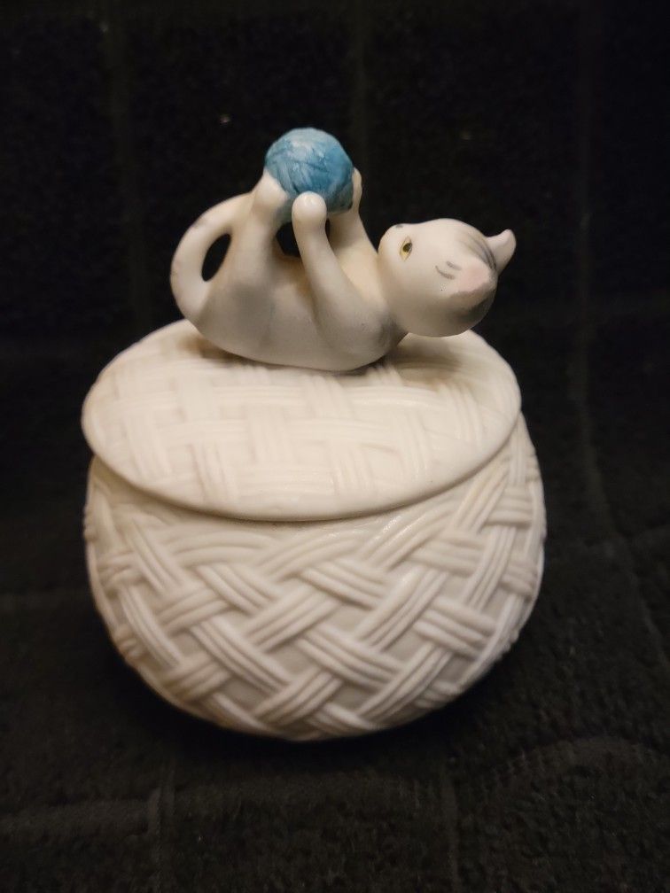 Vtg Fine Bisque Porcelain Trinket Box Round with Kitten & Yarn Napcoware 3.5"
