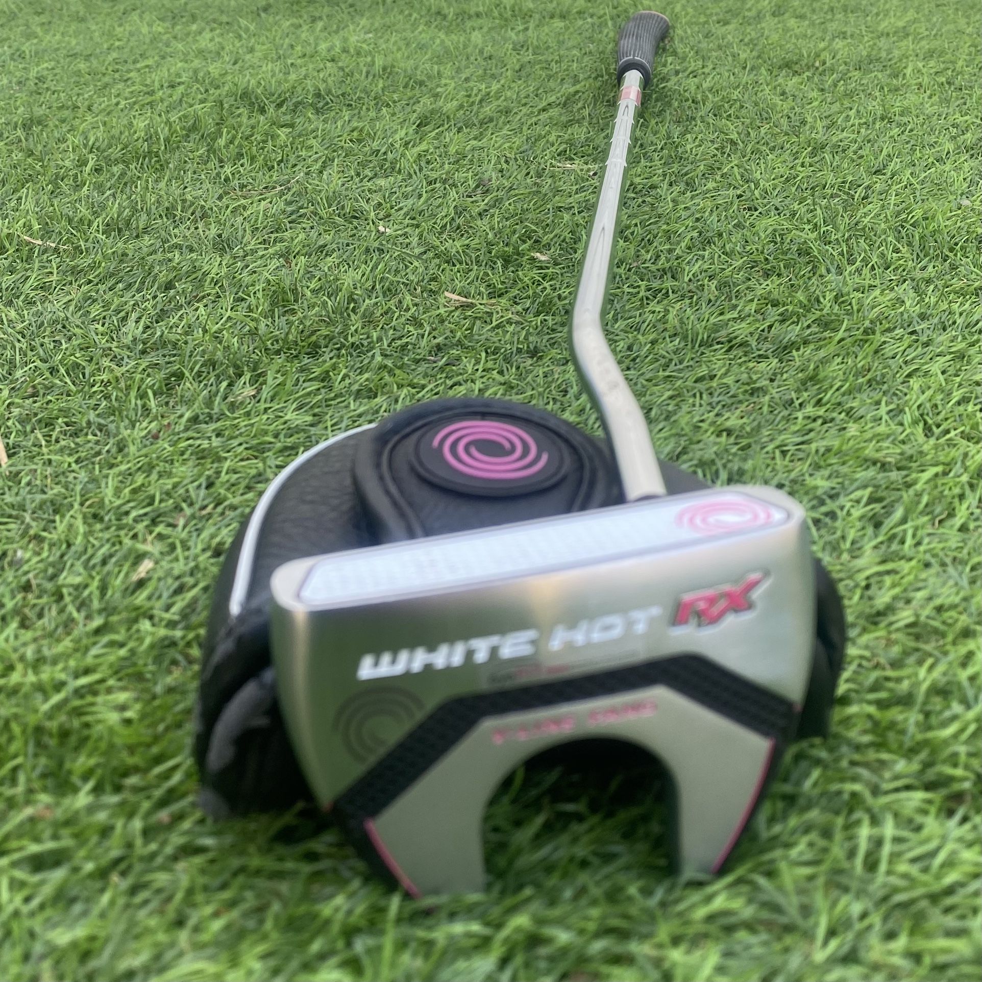 Women’s Odyssey White Hot RX V-Line Fang Putter With Head Cover