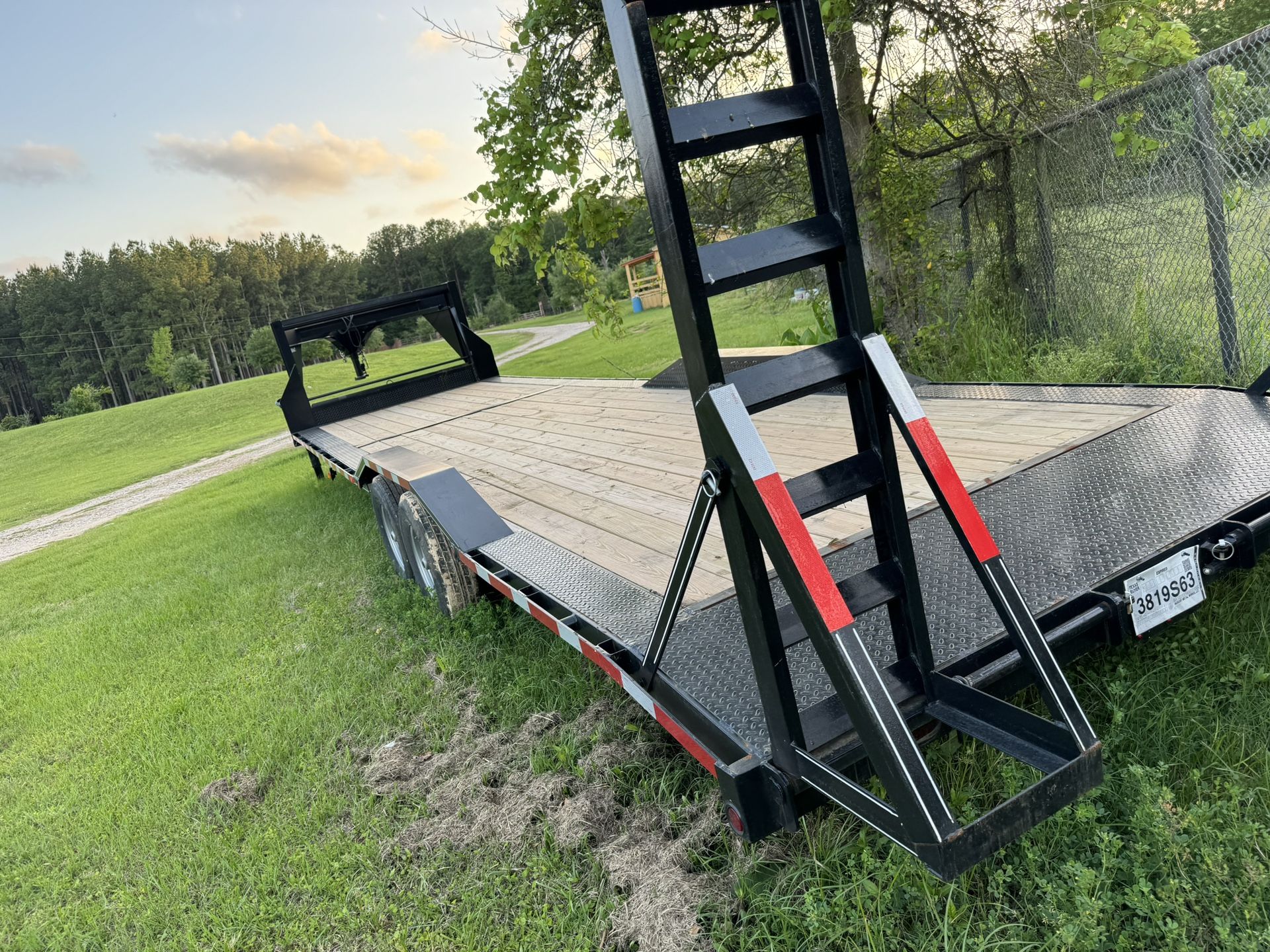 Gooseneck Car Hauler 102x32 Drive Over Fender 