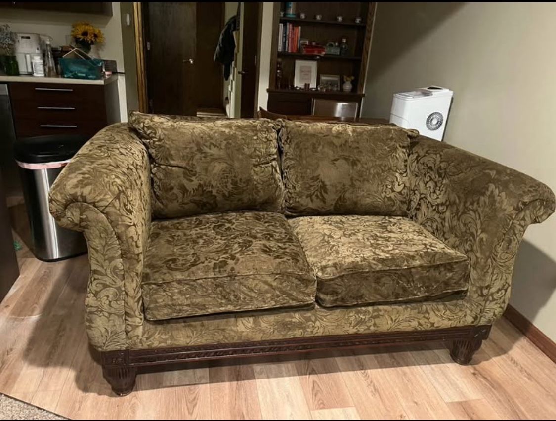 Deep-seated Loveseat