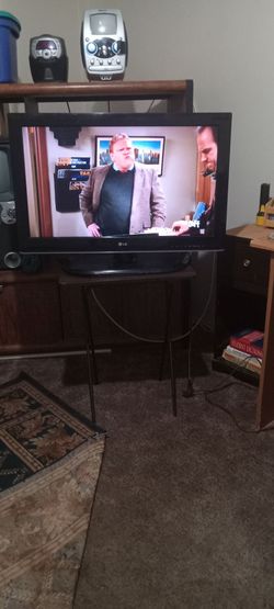 T, V very nice, clear picture 32 inch with swivel stand.